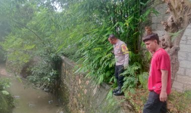 Patroli-Bhabinkamtibmas-Siaga-Terhadap-Bencana,-Kawasan-Kota-Raja-Tetap-Aman-Meskipun-Curah-Hujan-Tinggi.