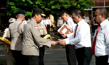 Penghargaan-dan-Apresiasi-atas-Dedikasi-Luar-Biasa,-Tim-Sus-Pengungkapan-Kasus-Sebastian-Bokol-Terima-Penghargaan-Kapolda-NTT.