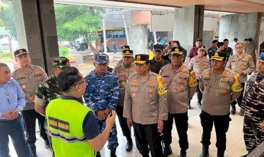 Kapolda-NTT-Tinjau-Pos-Operasi-Lilin-Turangga-2025-di-Kota-Kupang,-Pastikan-Kamtibmas-Nataru-Kondusif.