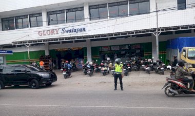 Personel-Pos-Pam-Oepura-Atur-Lalu-Lintas,-Cegah-Kepadatan-di-Jalan-Soeharto.