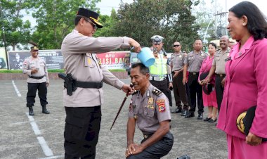 95-Personel-Terima-Kenaikan-Pangkat,-Polresta-Kupang-Kota-Gelar-Upacara-dan-Tradisi-Mandi-Kembang-Dibawah-Guyuran-Hujan.