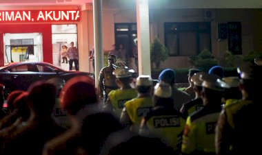 Kapolresta-Kupang-Kota-Pimpin-Apel-Pengamanan-Malam-Pergantian-Tahun-2026,-Tekankan-Tanggung-Jawab-dan-Tindakan-Humanis.