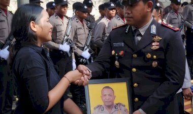 Kapolsek-Kota-Lama-Pimpin-Upacara-Pemakaman-Kedinasan-Almarhum-Bripka-Yohanis-Kalalo