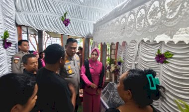 Kapolresta-Kupang-Kota-Melayat-ke-Rumah-Duka-Istri-Anggota-Satintelkam,-Wujud-Empati-dan-Solidaritas-Keluarga-Besar-Polri.