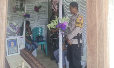 Penghormatan-untuk-Sang-Prajurit:-Bhabinkamtibmas-Kelurahan-Oepura-Sampaikan-Belasungkawa.