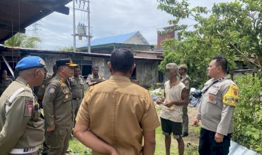 Bhabinkamtibmas-Penkase-Oeleta-Bersama-Satpol-PP-Beri-Imbauan-Terkait-Kebersihan-Kandang-Ternak-Warga