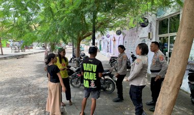 Satbinmas-Polresta-Kupang-Kota-Gelar-Patroli-Dialogis-di-Pantai-Teddys,-Tekankan-Pencegahan-Uang-Palsu-dan-Curanmor.