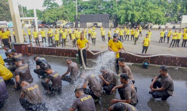Perkuat-Soliditas-dan-Jiwa-Korsa,-Polresta-Kupang-Kota-Gelar-Pembinaan-Tradisi-Anggota-Baru.