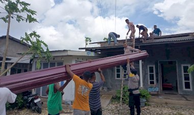 Puluhan-Rumah-dan-Satu-Gereja-di-Bello-Rusak-Akibat-Angin-Kencang,-Polsek-Maulafa-Turun-Bantu-Warga.