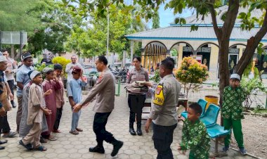 Polri-Hadir-untuk-Pendidikan,-Bantuan-Alat-Tulis-Diserahkan-di-Sekolah-Al-Anshar-Kupang.