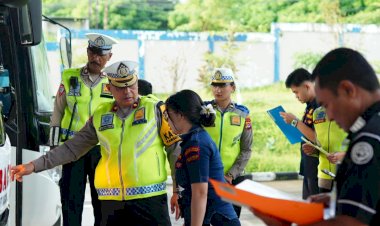 Kasat-Lantas-Polresta-Kupang-Kota-Pimpin-Ramp-Check-Gabungan-di-Terminal-Beumopu,-Pastikan-Angkutan-Umum-Layak-Operasi.