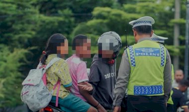 Satlantas-Polresta-Kupang-Kota-Berikan-Imbauan-Humanis-Tertib-Lalu-Lintas-di-Bundaran-Tirosa