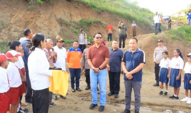 Wakapolda-NTT-Tinjau-SMP-Negeri-48-Sa-Ate-Gaikiu,-Dirikan-Tenda-Darurat-dan-Salurkan-Bantuan-Pendidikan