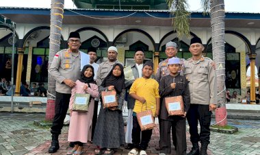Bulan-Ramadan-1447-H,-Kapolresta-Kupang-Kota-Berbagi-Takjil-di-Masjid-Al-Ansor-Penkase-Oeleta.