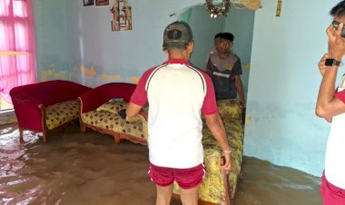 Ditpolairud-Polda-NTT-Turun-Tangan-Bantu-Warga-Desa-Bolok-Bersihkan-Rumah-Usai-Banjir