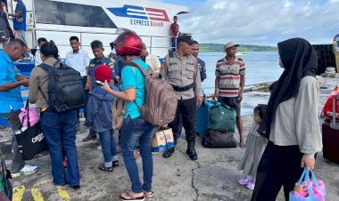 Arus-Mudik-Lebaran-Meningkat,-Polsubsektor-Tenau-Siaga-di-Dermaga-Pelabuhan.