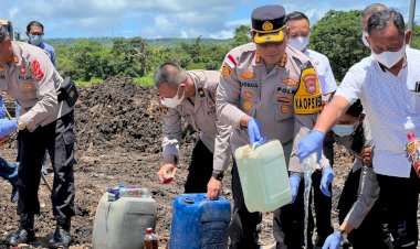 Komitmen-Berantas-Kriminalitas,-Kapolresta-Kupang-Kota-Pimpin-Pemusnahan-5.376-Liter-Miras-Ilegal-di-TPA-Alak.