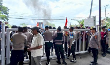 Humanis-dan-Profesional,-Wakapolresta-Kupang-Kota-Pimpin-Pengamanan-Aksi-Unras-di-Depan-Kejati-NTT.