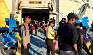 Arus-Balik-Lebaran,-1.125-Penumpang-Tiba-di-Kota-Kupang,-Polsubsektor-Pelabuhan-Tenau-Siaga-Amankan-Kedatangan-KM.-Dharma-Kartika-V.