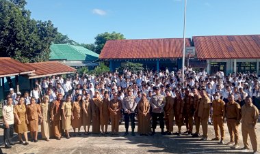 Polsek-Alak-Tanamkan-Kesadaran-Hukum-Sejak-Dini-kepada-Pelajar-SMP-Negeri-14-Kota-Kupang