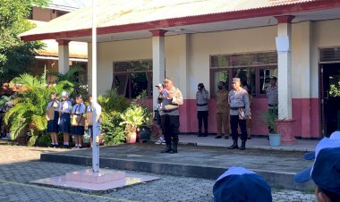 Satbinmas-Polresta-Kupang-Kota-Edukasi-Pelajar-Lewat-Upacara-Bendera-di-SMP-Negeri-1-Kota-Kupang