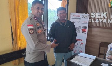 Aksi-Mulia-AIPDA-Azariel:-Amankan-dan-Kembalikan-Handphone-yang-Ditemukan-ke-Pemiliknya.