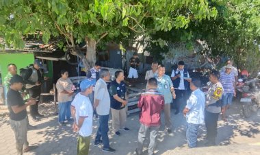 Bhabinkamtibmas-Namosain-Dampingi-Tim-Survey-Kampung-Nelayan,-Wujud-Dukungan-Polri-terhadap-Program-Pemerintah.