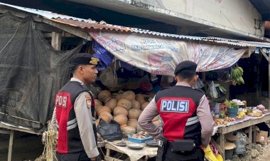 Samapta-Polresta-Kupang-Kota-Hadir-di-Pasar-Tradisional,-Pastikan-Keamanan-di-Pusat-Ekonomi-Masyarakat.