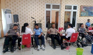 Sinergisitas-TNI-Polri,-Personel-Polsek-Maulafa-Ikuti-Donor-Darah-di-Lanud-El-Tari-Kupang.