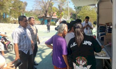 Bhabinkamtibmas-Mantasi-Monitoring-Pasar-Murah,-Sekaligus-Beri-Pesan-Kamtibmas.