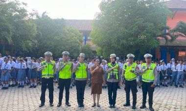 Police-Goes-To-School,-Satlantas-Polresta-Kupang-Kota-Edukasi-Pelajar-Cegah-Balapan-Liar-dan-Kenakalan-Remaja.
