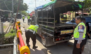 Parkir-Liar-Pick-Up-Picu-Kemacetan,-Satlantas-Polresta-Kupang-Kota-Lakukan-Penertiban-di-Strat-A.