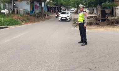 Personel-Polsek-Maulafa-Strong-Point-di-Tujuh-Titik-Strategis,-Amankan-Aktifitas-Warga-dan-Pelajar-di-Pagi-Hari.