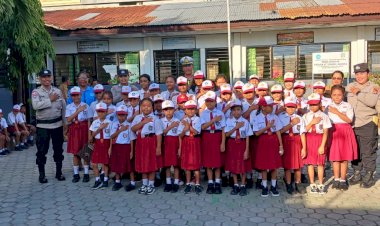 Polisi-Hadir-di-Tengah-Pelajar,-Polsek-Kota-Raja-Pimpin-Upacara-Bendera-di-SDK-Santo-Yoseph-1-Kupang.