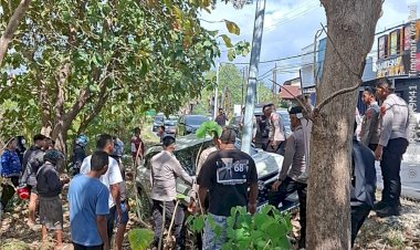 Sigap-Evakuasi-Mobil-Kecelakaan-Tunggal,-Personel-Samapta-Polresta-Kupang-Kota-Bantu-Lancarkan-Arus-Lalu-Lintas.
