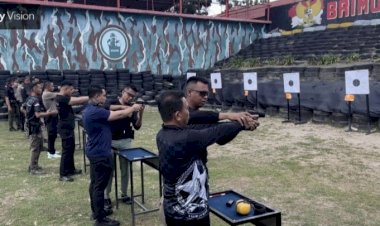Ujian-Menembak-Hari-Kedua,-Wakapolresta-Kupang-Kota-Tekankan-Tanggung-Jawab-dan-Disiplin-Pemegang-Senpi-Dinas.