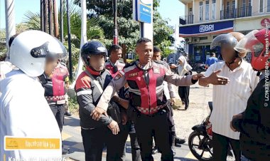 Selesaikan-Laka-Lantas-dengan-Kepala-Dingin,-Kasat-Samapta-Polresta-Kupang-Kota-Berhasil-Damaikan-Dua-Pengendara-yang-Sempat-Tegang.