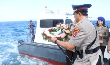 Peringati-Hari-Bhayangkara-ke-80,-Kapolda-NTT-Pimpin-Upacara-Tabur-Bunga-di-Perairan-Bolok-Kupang.