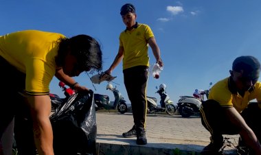 Sambut-Hari-Bhayangkara-ke-80,-Polresta-Kupang-Kota-Bersihkan-Pantai-Nunbaun-Sabu-Bersama-Lintas-Instansi.