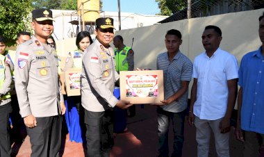 Kapolda-NTT-Bagikan-100-Paket-Sembako,-Wujud-Kepedulian-Polri-kepada-Masyarakat-di-HUT-Bhayangkara-ke-80.