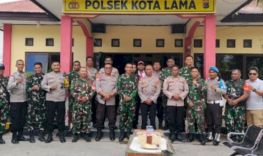 Koramil-1604-01/Kupang-Beri-Kejutan-Hari-Bhayangkara-ke-80-di-Polsek-Kota-Lama,-Perkuat-Sinergisitas-TNI-Polri.
