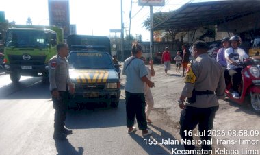 Aduan-Layanan-Kepolisian-110-Ditindaklanjuti,-Polsek-Kota-Lama-Evakuasi-Wanita-Diduga-Depresi-di-Pinggir-Jalan.