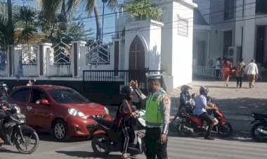Satlantas-Polresta-Kupang-Kota-Amankan-Ibadah-Minggu,-Pastikan-Kelancaran-Arus-Lalu-Lintas-dan-Keselamatan-Jemaat.