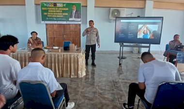 Tanamkan-Kesadaran-Hukum-Sejak-Dini,-Kapolsek-Kota-Raja-Jadi-Pemateri-MPLS-di-SMA-Kristen-Mercusuar-Kupang.
