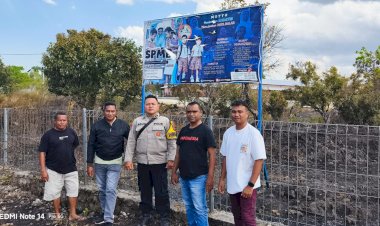 Bhabinkamtibmas-Penkase-Oeleta-Sigap-Bantu-Padamkan-Kebakaran-Lahan-di-Halaman-Sekolah-Notredame