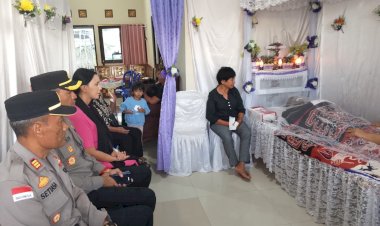 Wujud-Duka-Mendalam,-Kapolresta-Kupang-Kota-Bersama-Ketua-Bhayangkari-Melayat-Almarhum-Aipda-George-Letan.