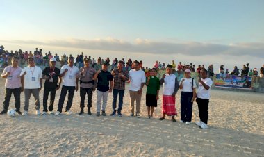 Kapolsek-Alak-Hadiri-Pembukaan-Turnamen-Sepak-Bola-Pantai-U-12-Rangga-Jaya-Trans-Cup-1