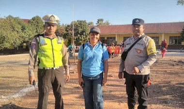 Polsek-Maulafa-Kawal-dan-Atur-Lalin-Gerak-Jalan-Santai-HUT-ke-81-RI,-SD-dan-SMP-Tunas-Mandiri.