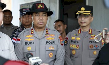 Kapolda-NTT-Tinjau-Rumah-Warga-Terdampak-Gempa,-Salurkan-Bantuan-Sosial.