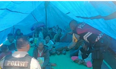 Bhabinkamtibmas-Polsek-Cibal-Salurkan-Bantuan-Kapolri-untuk-Warga-Terdampak-Gempa